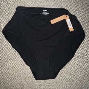 NWT Skims High-Waisted Brief